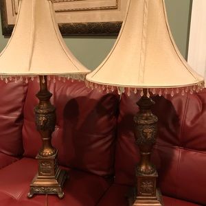 Lamps. Two bronze/brown lamps with shades.
